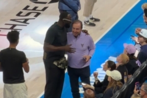 感激老板送来的续约大火箭！追梦观战WNBA 与拉科布勾肩搭背