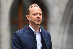 拜仁营销董事：英超俱乐部正积极走向世界，德国俱乐部也必须自动