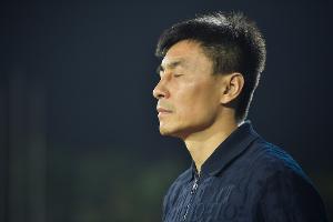 足球报：孝感队此前11轮不败李玮锋应获注定，两连败是正常颠簸