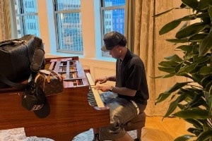 崭新形象！维尼建斯晒度假图集：??家人、挚友，还有惬意假期…