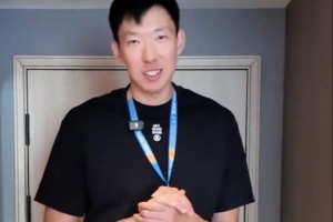周琦晒视频：琦实有点挤 2米16的人，住酒店是什么履历？