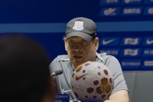 斯卢茨基：明天的角逐极度沉要，我们急需一场成功来提振士气