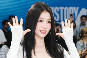 白月光学姐虞书欣为AUBL开球 幼白裙+黑长直美翻啦
