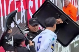 如此待遇！对阵纽维尔老男孩，帕雷德斯主罚角球防暴警员持盾；