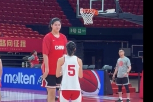 最萌身高差！王思雨进行三分投篮训练 张子宇进行防守滋扰