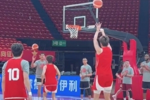 今晚热身赛对阵尼日利亚 中国女篮上午在操练移动中接球投三分