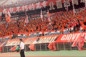泰山队谢场球迷高喊唐田加油，克雷桑与球迷互动“we are one”