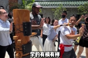 很接地气！杰伦·格林进建中国武术&写汉字名字 突袭野球场秀三分