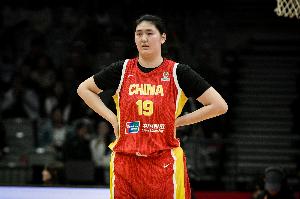 媒体人：张子宇越来越会利用身高优势 在场上是个正向阐扬的球员