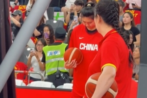 媒体人：张子宇未脱热身服缺席赛前热身 今晚热身赛或许率将缺席