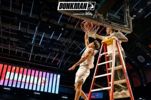 这里才是你的主战。÷罂死试贒unkman飞跃汽车背扣&720°扣篮