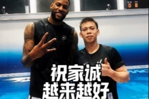 残破的玉是王！威姆斯与独臂少年张家城单挑 后者运球极快但惜败
