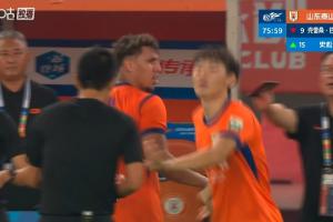 克雷桑似乎因下场过慢被马宁黄牌忠告，克雷桑在场下极度恼怒