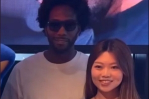 机械人也是会笑的！伦纳德在中国行香港站与球迷合影 笑得很开心
