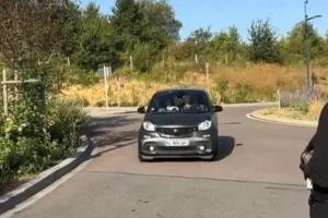 引发热议！太阳报：法比安开Smart到达训练场，巴黎队友都开豪车