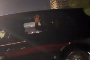 妥贴心安全！球迷一路追车狂喊追梦 追梦摇下车窗和球迷打招呼
