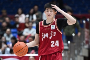 媒体人：李悦洲进入14人名单 他很值得造就&为后卫线增长更多选择