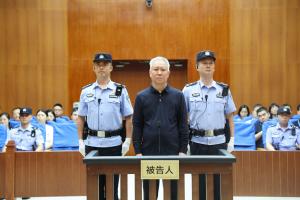 一审被判无期！许家印庭审图曝光，67岁许家印头发、眉毛全白！