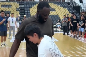 1米98一座山！追梦现身篮球馆 将自己的防守技巧向幼学员倾囊相授