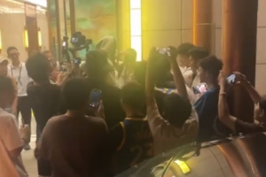 追梦在酒店遇到周到球迷 随后当场为围过来的球迷逐个署名