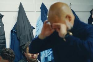 曼城纪录片：送枪手夺冠后，瓜帅揉眼消化感情演讲，罗德里眼含泪