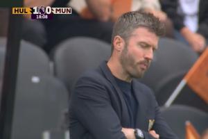 后防漏人不休！曼联0-1落后升班马赫尔城，卡里克在场边不满摇头