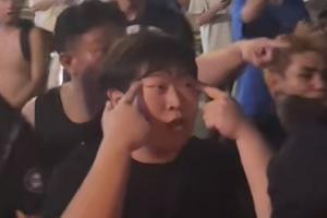 何意味？部门三镇球迷冲击天津球迷大巴，有球迷做拉眼角歧视作为