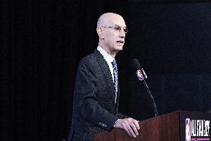 美记：萧华与珍妮关系亲昵 可能会出手援手湖人平息内部混乱