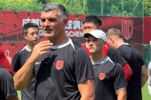 阿洛伊西与球迷互换：赛季指标就是夺冠，我们还在正确的路路上
