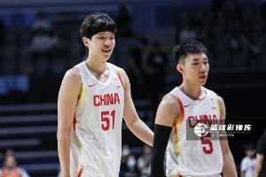 媒体人：让杨瀚森多持球策应 给他更多球权摆布机遇以阐扬其特点