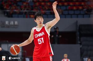 媒体人：杨瀚森在场上优势显著 下半场能够让他多打打