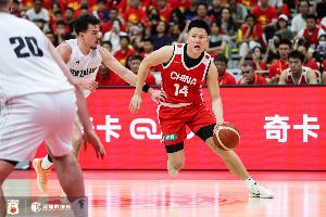 记者：李弘权表线手感稍差 后两次出手焦急 相信回主场能找回准心