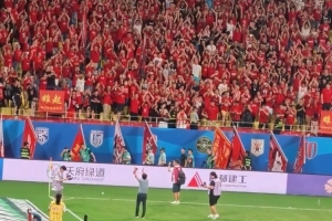昔时情！徐正源绕场一周称谢蓉城球迷，球迷热烈掌声回应功勋主帅