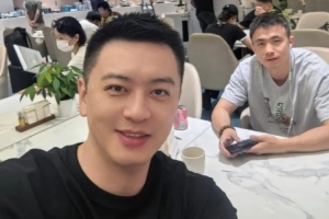 杨鸣晒与赵继伟的合照：机场偶遇中国男篮队长 幼伙边线球发不错