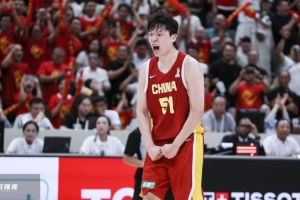 媒体人：启发者主帅不会由于杨瀚森国度队角逐打得好就让他多上场