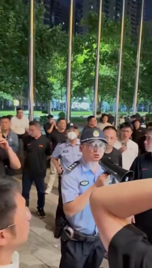 博主：赛后河南极端球迷到蓉城球迷寓所冲击和骚扰，蓉城球迷报警
