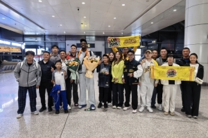 泰勒·卡尔文·库克到达长春 俱乐部副董事长及球迷到机场接机