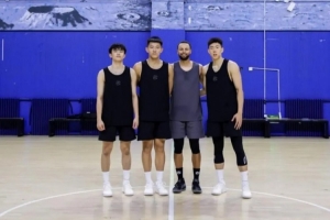 库里晒中国行第一站活动照&视频：和球迷PK半场三分 和机械人投篮