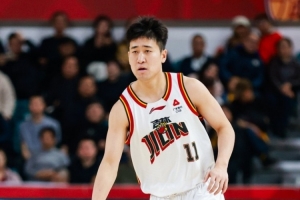 姜伟泽：出格鉴赏特雷·杨 他眼神始终很坚定