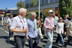记者：穆里尼奥现身F1西班牙大奖赛，此前曾放话本轮没赢就不会来