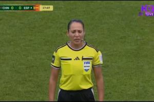 中国U20女足0-1落后西班牙，主裁回看后认定手球判罚点球