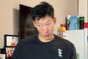 欢乐自黑！周琦演绎自己名排场表情包：我要打十个 表情包也算
