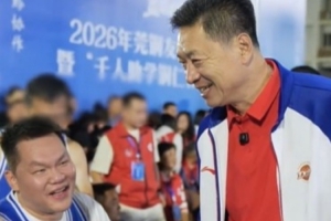 李春江玩笑朱芳雨：你投得太软了 跟豆腐似的 使不上劲