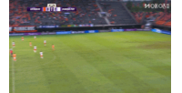 差点戴帽！安佩姆半场一向球直接吊射，皮球越过门将稍稍偏出