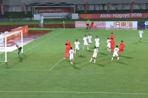 头球威胁！U23国足角球进攻，张玉宁头球一顶被对方门将扑出