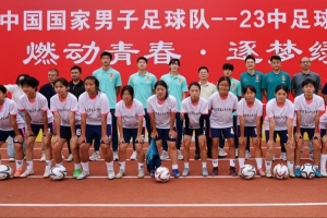 中国男足国度队球员、锻练员走进武汉市第二十三中学