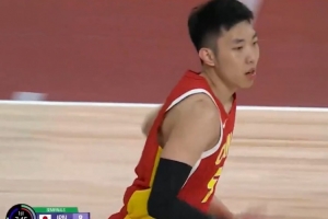还得靠你！廖三宁面筐突破强硬匹敌上篮 助中国队再次止血！