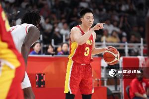 解说：以目前的局势 本场需把进攻交给胡明轩的投篮来奋力一搏了
